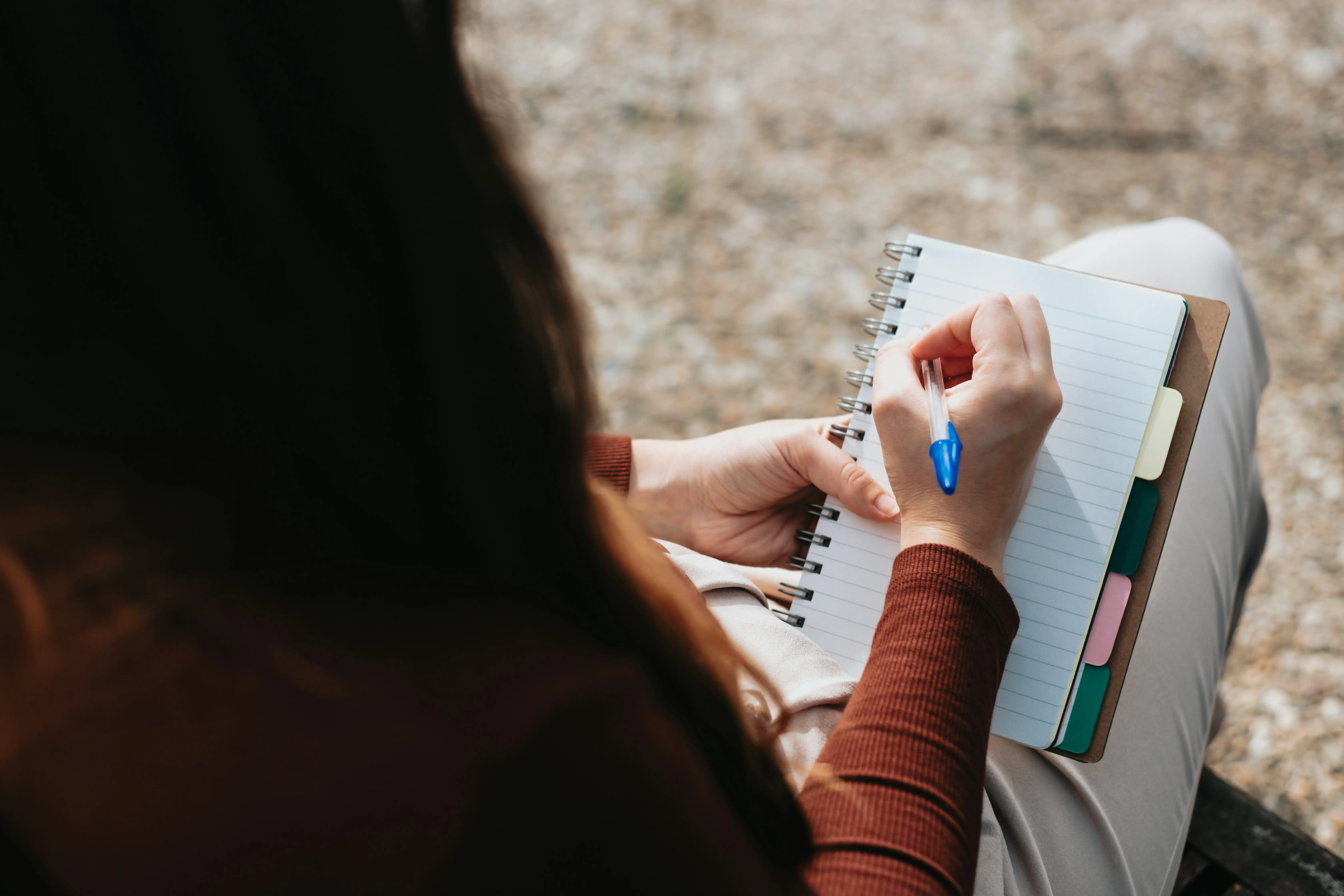 Frau schreibt in Journal